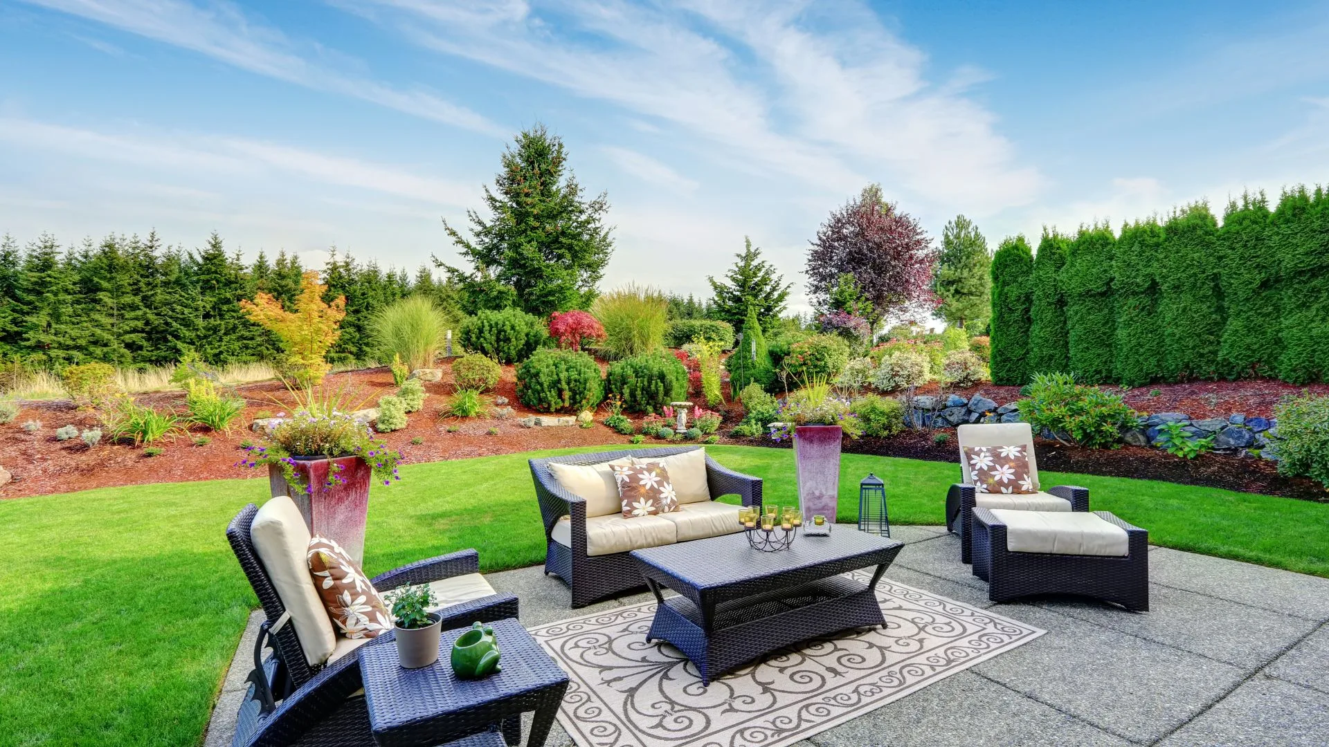 Beautiful hardscaping patio and retaining wall installation - Decks and Patios in Renton