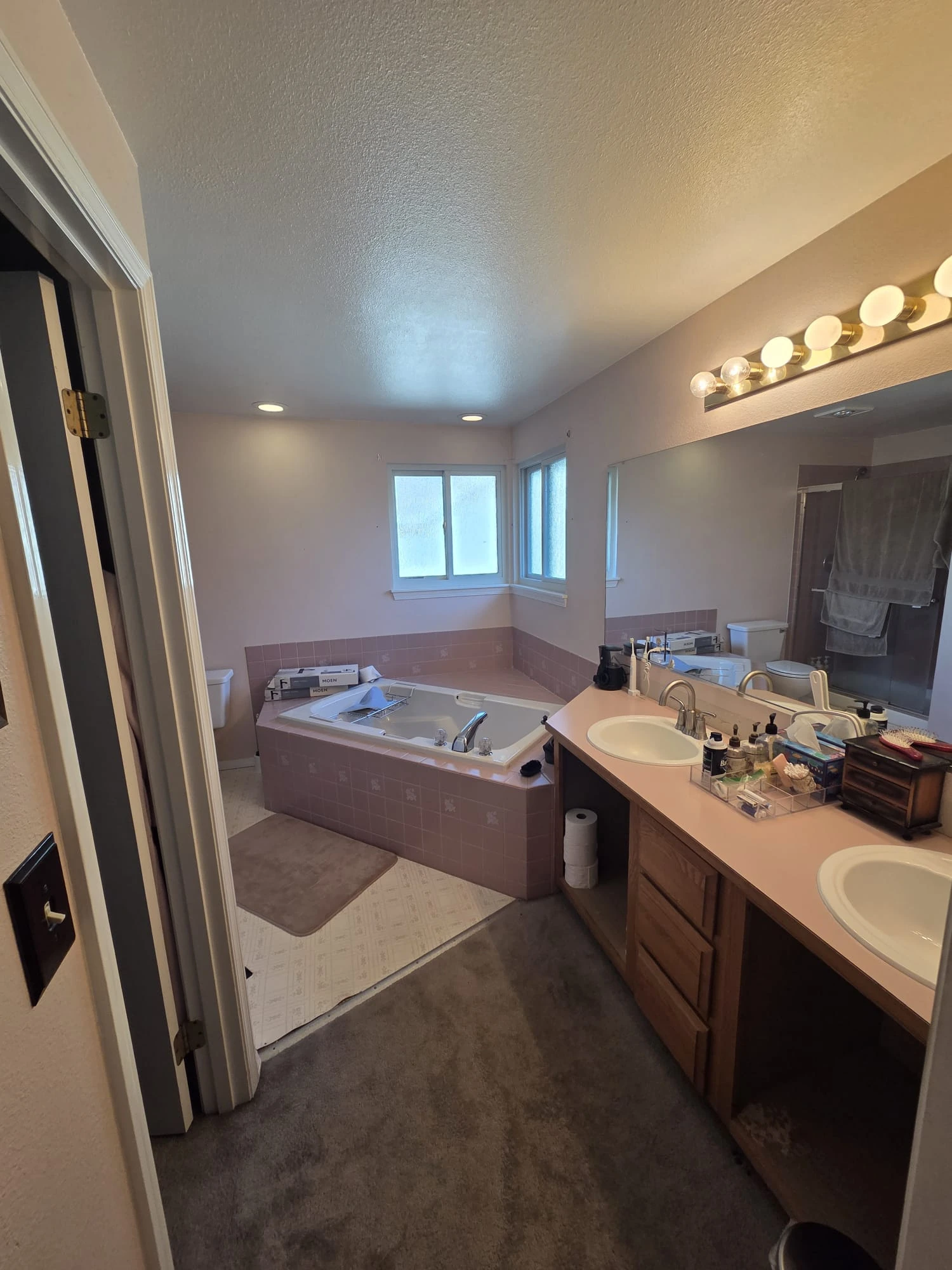Covington master bathroom bathtub and wood vanity before remodeling